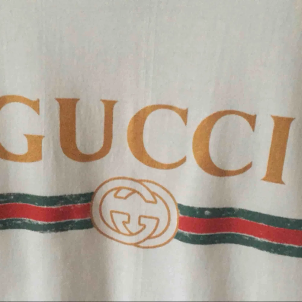 En Gucci kopia som jag aldrig använt. Pris och frakt kan diskuteras vid snabb affär! . T-shirts.