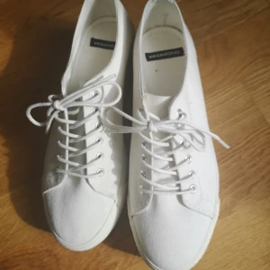  - Tygskor från Vagabond i jättefint skick! Strl 38🌻 Frakt tillkommer. Skriv om du undrar något :) 