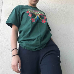  - Oversized tröja med snyggt tryck. Passar bra till både jeans och mjukisbyxor. Frakt tillkommer! Annars möts vi runt Söder🌞💛