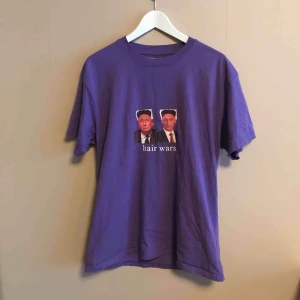  - Lila t-shirt med tryck. Köpt på Carlings och är i bra skick! Kan mötas upp eller frakta då köparen står för kostnaden 💜 