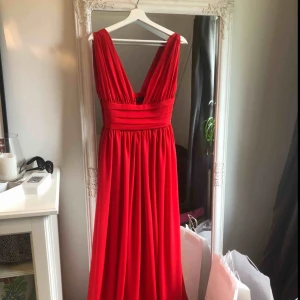  - Säljer min superfina balklänning. Använd 1 gång och är precis som ny. Klänningen är i storlek s och med ett par 7,5 cm klackar så passade den perfekt för mig i längd (är 167 cm).