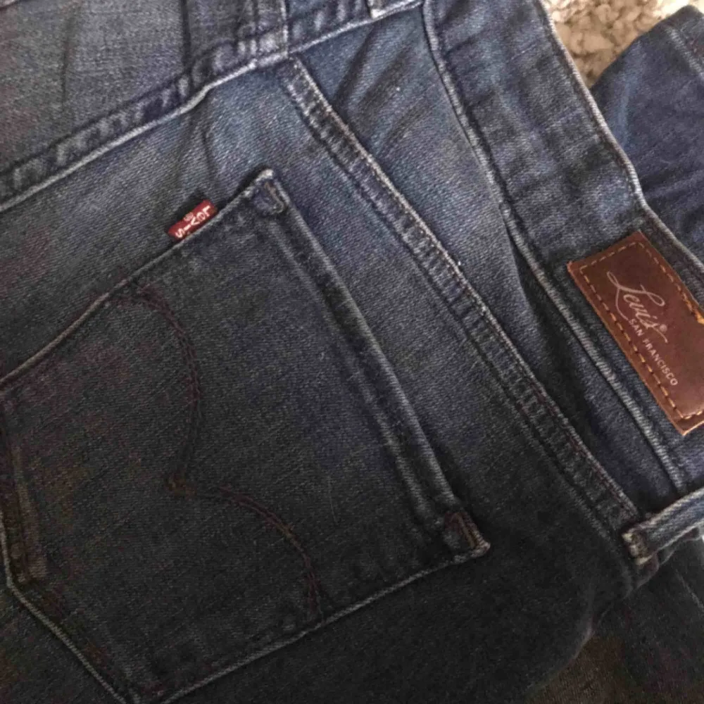 Snygga Levis Demi Curve i storlek 26 (motsvarar 34 i EU). Byxorna är normalhöga i midjan samt skinny modell. Orginalpris:1000kr. Sparsamt använda. Inga defekter.  Upphämtning i Göteborg eller skickas (du står för den) . Jeans & Byxor.