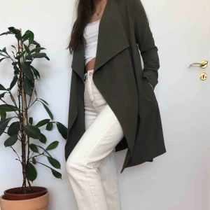  - Snygg militärgrön trenchcoat från Vero Moda, går till knäna och går även att knyta! nypris 600kr. Checka gärna min profil för andra snygga plagg🌸