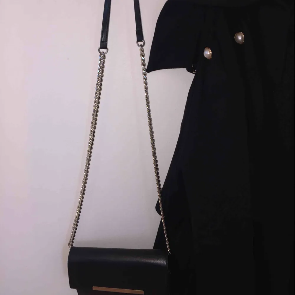 Svart handväska från Zara med guldkedja i otroligt fin och i bra kvalité. Vill du ha fler bilder eller ställa någons frågor är det bara att höra av sig. . Väskor.