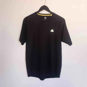  - Oanvänd träningströja svart, ClimaLite teknologi som ska vara sval när man tränar. Stl M (herr/unisex)  Har även en likadan blå.  Har Swish. Kan skicka. Djurfritt & rökfritt hem.