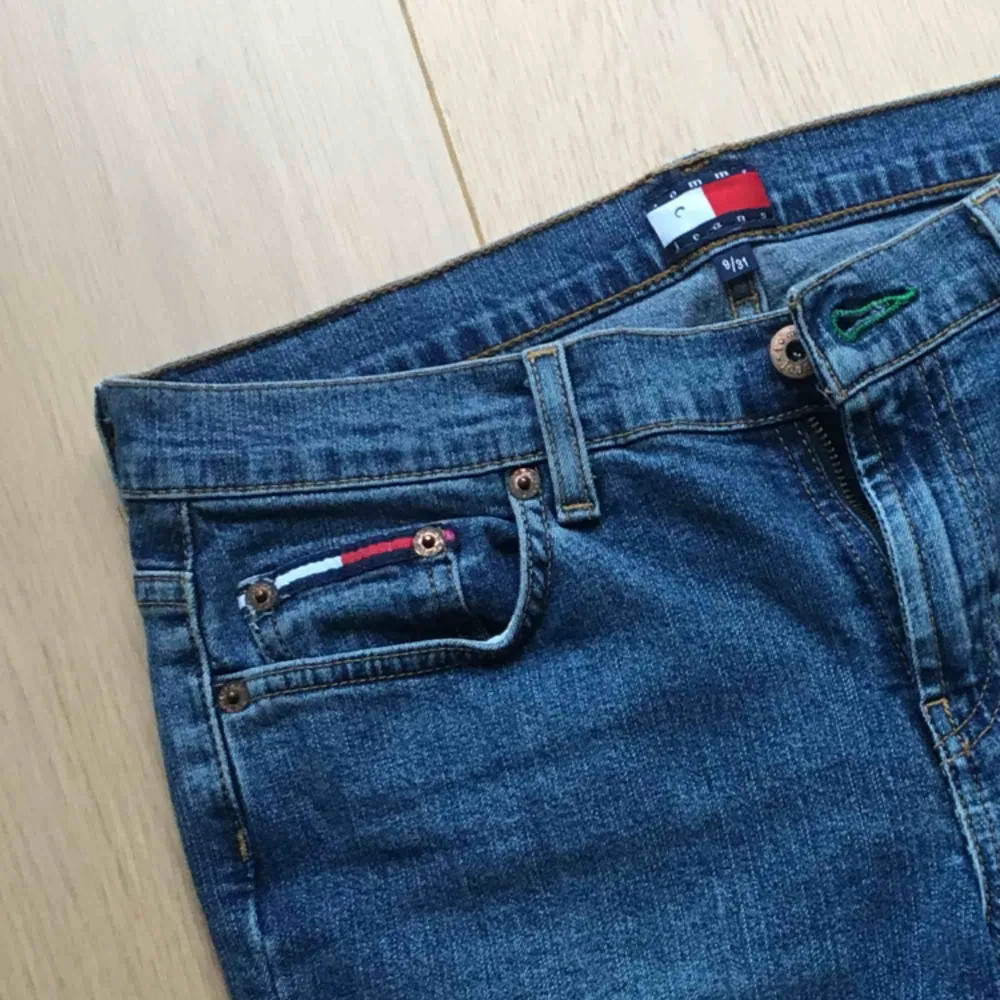 Bootcut Tommy jeans. Ger en fin rumpa :) Passar förmodligen dig som har 25 eller 26 i jeans! . Jeans & Byxor.