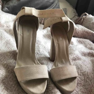  - Klackskor från Nelly perfekt till bal eller andra festligheter. Aldrig använda, endast testade. 13cm hög klack👡