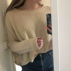  - Stickad tröja från amisu knitwear. Fin beige färg i storlek XS men passar även för S och M💛 den är använd men väldigt mjuk och i bra kvalite!  Möts upp i Stockholm annars tillkommer fraktkostnad 💕