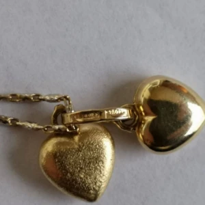  - Halsband med två hjärtan i gult guld, kedjan är i både vitt och gult guld. Kedjans längd är 46cm.  Fick detta som gåva, januari 2008, och har därför inget kvitto. Halsbandet är köpt i Spanien.  Halsbandet säljes med sin original ask och skickas som spårbar och försäkrad försändelse.