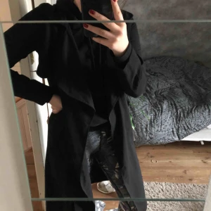 - Jättefin svart trenchcoat (supersvår att visa på bild!!!). Går att använda till allt!! Säljer då den inte passar min stil. Möter upp eller fraktas, köparen står för eventuella fraktkostnader