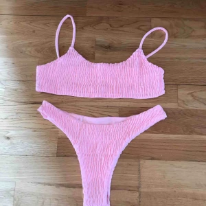  - Sprillans ny babyrosa bikini från shein! Bikinin är i storlek S och trosskyddet är fortfarande kvar. Frakt tillkommer på 18kr! Den sista bilden visar bikinins rätta färg. 