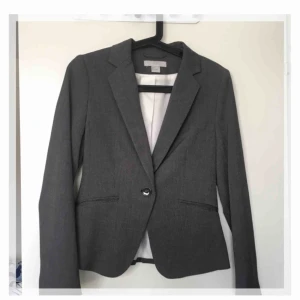  - Inte riktigt säker på om jag vill sälja denna fina kavaj men kan titta om det finns intresse. ❤️Figurnära och sjukt snygg! Passar till många olika plagg. Fickor på framsidan och en slits där bak.   Använd ett fåtal gånger, i nyskick. 