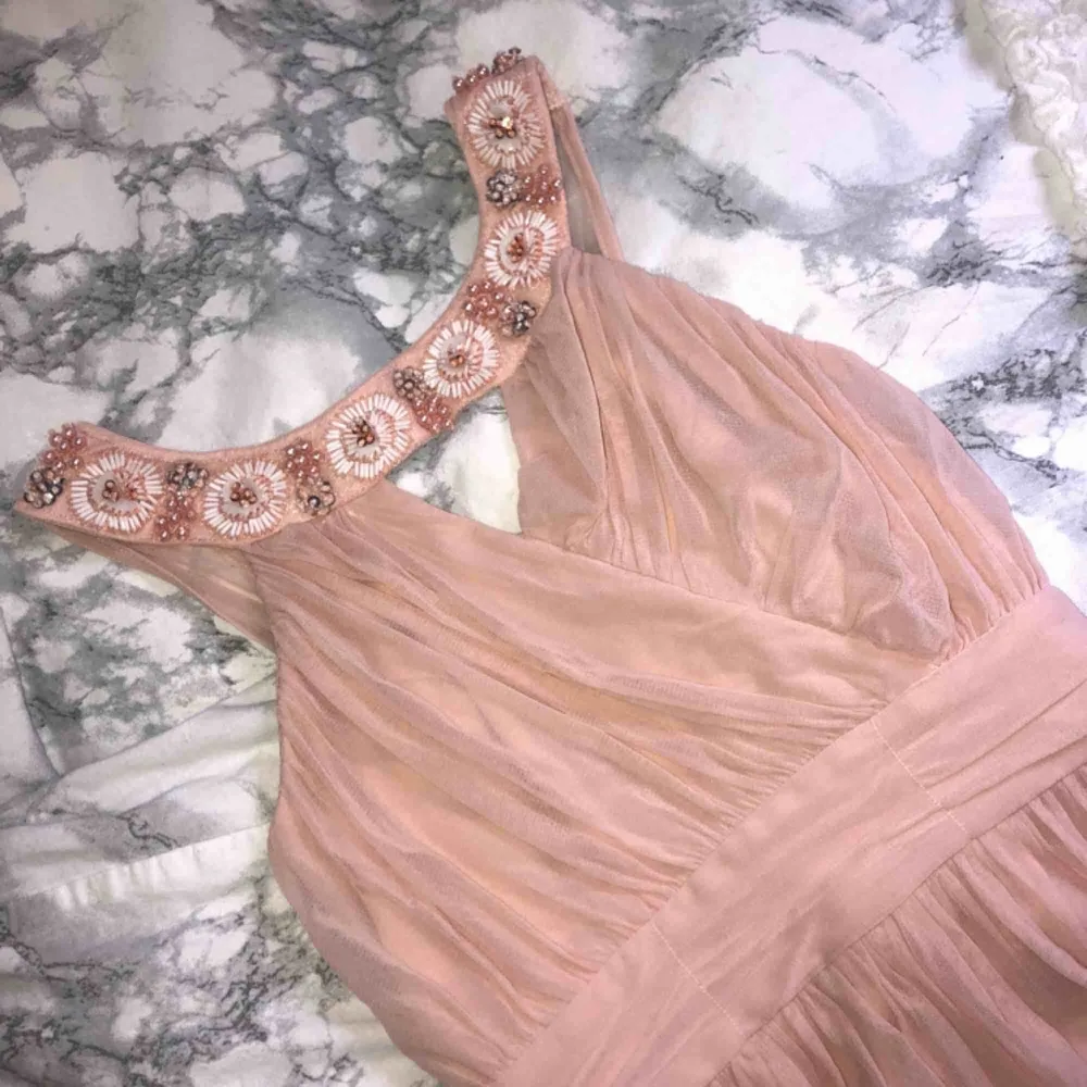 Ljus beige/ rosa klänning men en längre bakdel, frakten är inräknad i priset:). Klänningar.