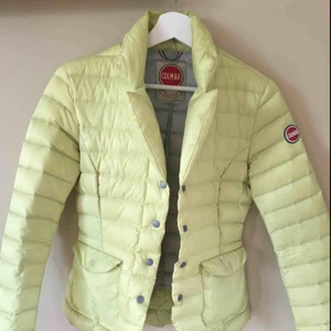  - Gul/grön colmarjacka, mycket liten i storleken och färgen är mer lime grön/gul än på bilden. Köptes för 5000kr för ganska länge sedan.