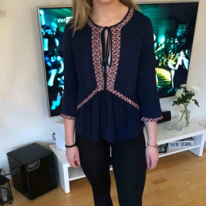  - Jättefin blus från BikBok, använd en gång. Säljer pga kommer ej till användning. Finns i Linköping men kan frakta om köparen ståt för fraktkostnad 