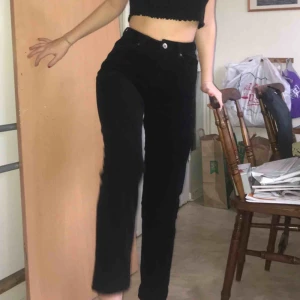  - Svarta manchester jeans från Urban outfitters! Passar uppskattningsvis xs/s, mycket bra skick. Köpare står för frakt❤️