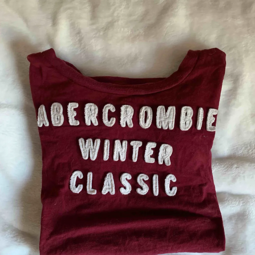 Tight t-shirt från abercrombie & fitch Den är i en fin vinröd färg, jättebra skick Möts i malmö annars fraktas för 35 kr extra. T-shirts.