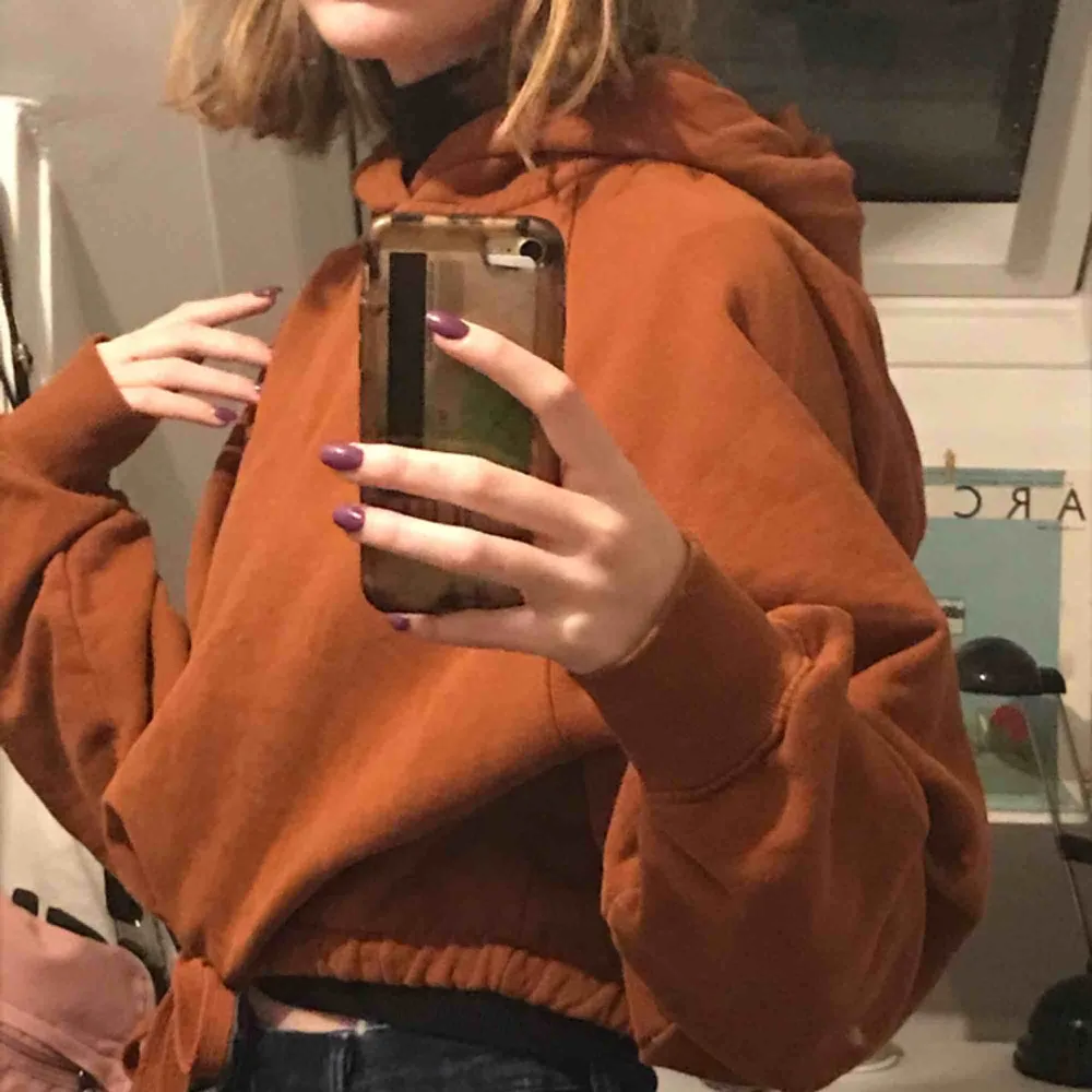 Kort orange/brun hoodie från weekday❤️ går att knyta vid midjan och är ganska flowwwy💘👼🏼 just nu ligger priset på 125 med frakt inräknat men det är den som budar högst som får den!🌸. Hoodies.