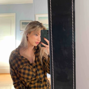  - Oversize flanellskjorta i storlek XS men mer som en M (pga oversize)  Möts i malmö elr fraktas för 54 kr