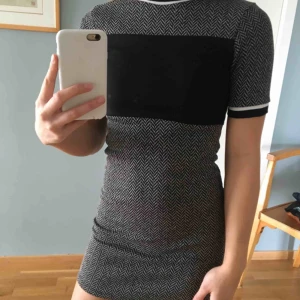  - Söt fodralklänning med fiskbensmönster från Topshop i storlek 32. Den slutar på mitten av låret på mig (är 1,60). Originalpris 350kr. Endast använd en gång.