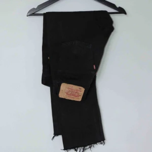  - Säljer ett par avklippta svarta Levi’s 501!  Size: W30 L32 (passar W29 L28) Cond: 7/10 (faded)