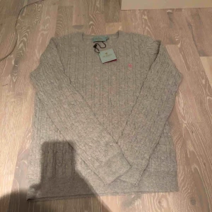  - Oanvänd kabelstickad tröja från Morris. Ljusgrå
