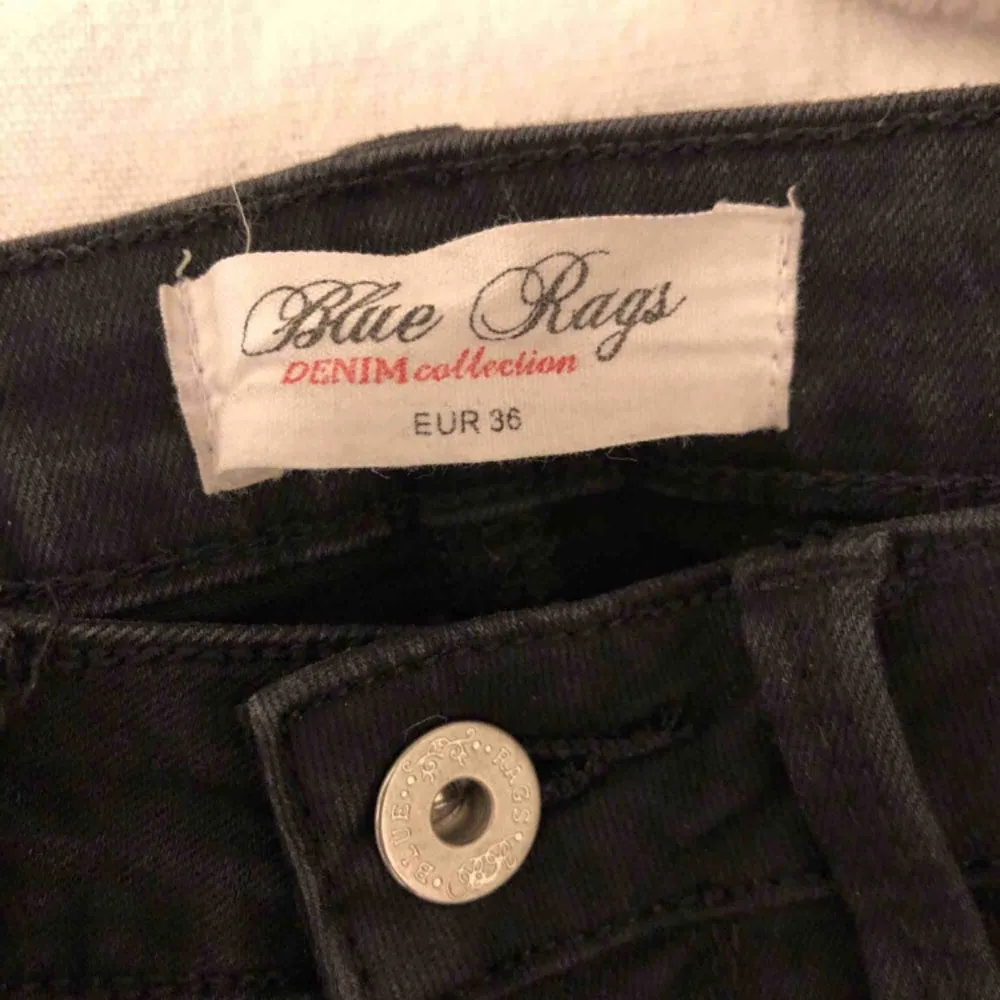 Svarta jeans med röd rand på sidan av benen, köpta från Chelsea i storlek 36. Nästan helt oanvända!  Köparen står för frakt!. Jeans & Byxor.