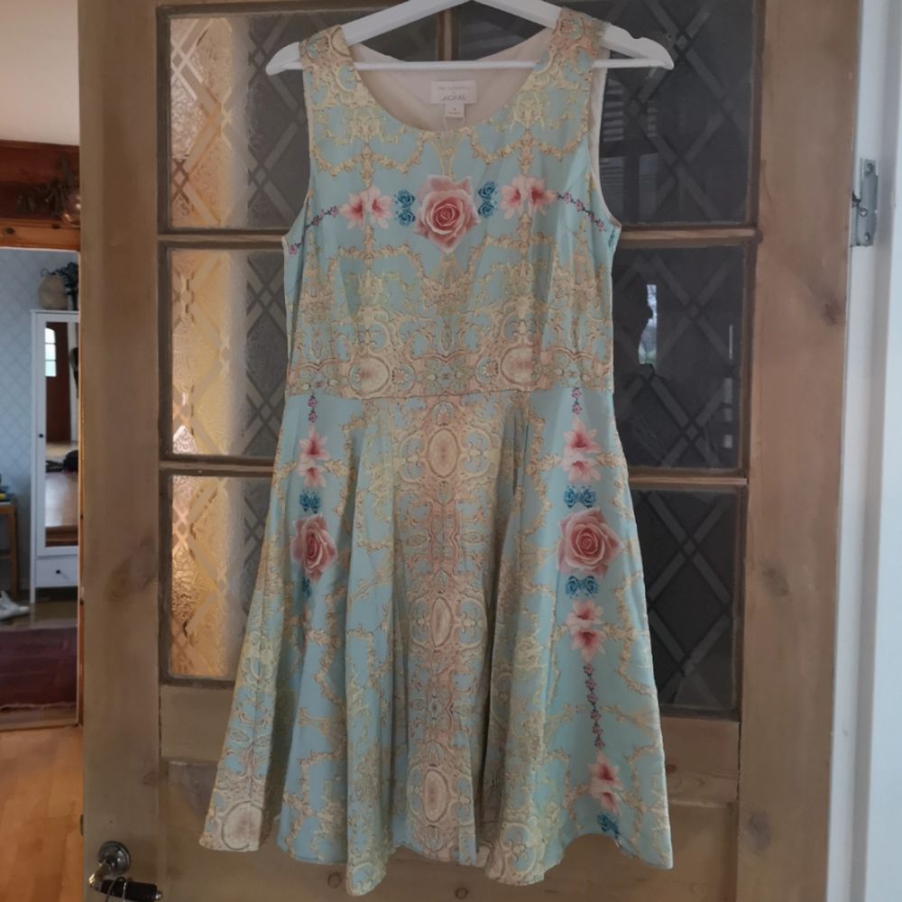 En helt oanvänd klänning från monki och deras samarbete med Ida Sjöstedt. Klänningen är helt fantastisk på och passar en 38 likväl som 40. Köparen står för frakten om klänningen ska skickas med post. . Klänningar.