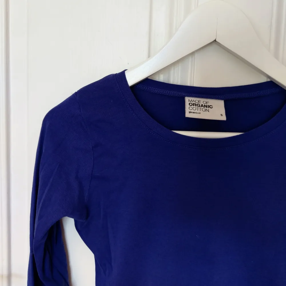 Blå långärmad tröja i 100% ekologisk bomull från Gina Tricot. Supermjuk och skön!. Toppar.