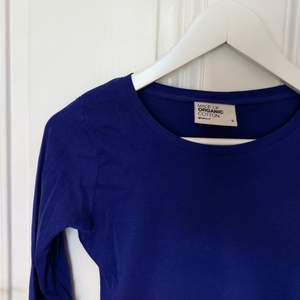 Blå långärmad tröja i 100% ekologisk bomull från Gina Tricot. Supermjuk och skön!