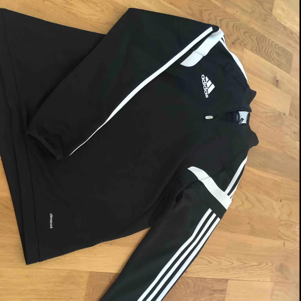 en Adidas hoodie i storlek S, finns att hämta i Norrköping kan även posta den då står köparen för frakten. Hoodies.