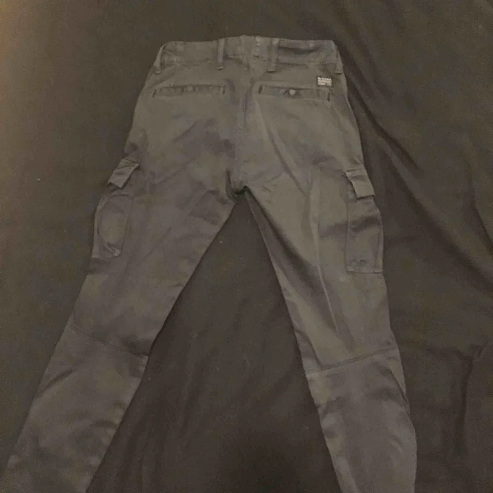 Mörkgråa jeans från g-star. Byxorna har fickor på sidorna och är i storlek 24!  Kontakt: 0732500530(nås på sms) Teamarkholm@gmail.com  Köparen står för frakten!. Jeans & Byxor.