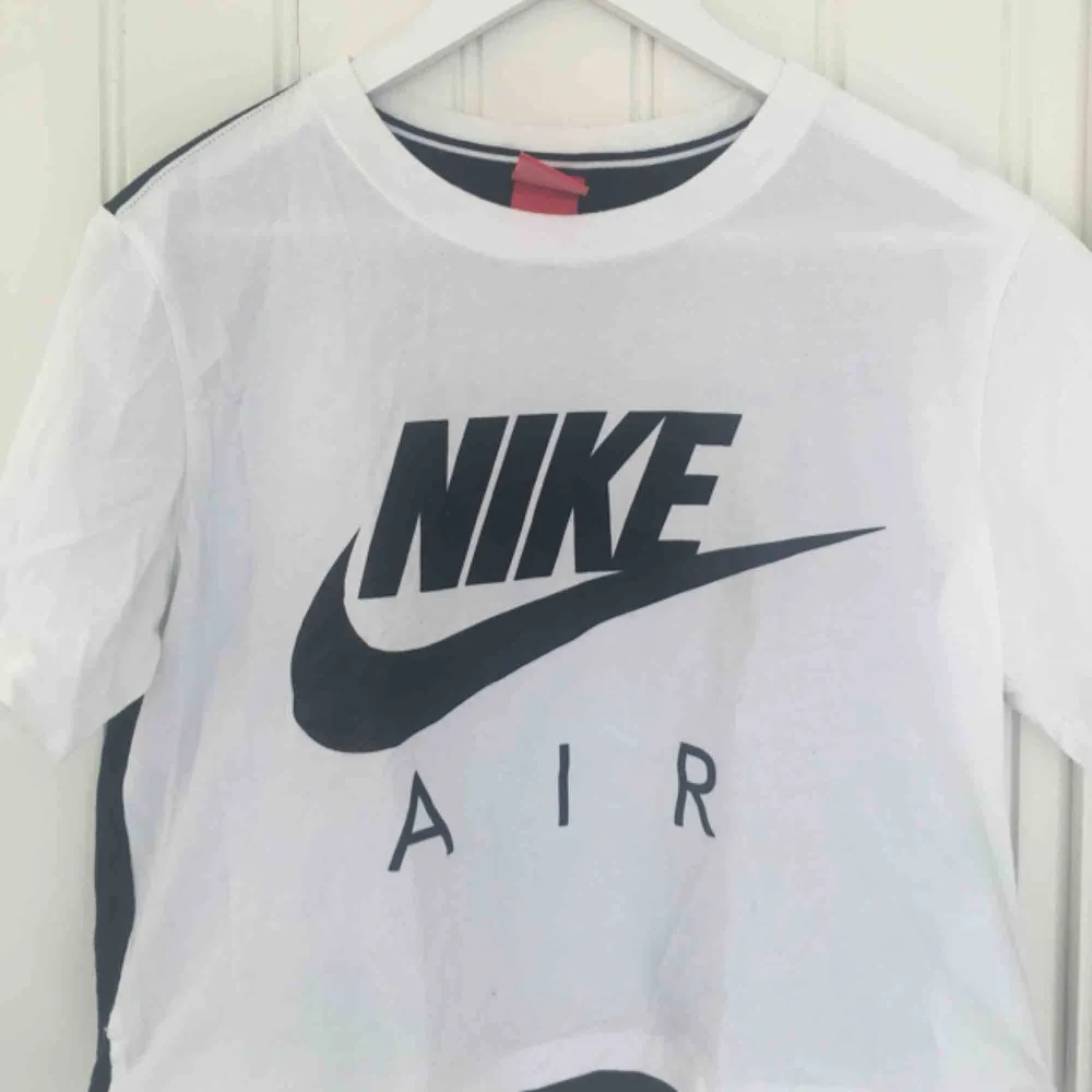 Jättefin tshirt från Nike :)                                    Endast använd ett fåtal gånger så i mycket fint skick.                                                           Frakten ingår i priset. T-shirts.