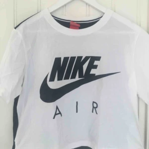  - Jättefin tshirt från Nike :)                                    Endast använd ett fåtal gånger så i mycket fint skick.                                                           Frakten ingår i priset
