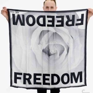  - Sjal från Blk Dnm 100 % silke Mått: ca 96 x 96 cm  