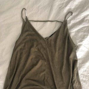  - Grönt linne med detaljer. Fin i ryggen! Sammetstyg på framsidan. Använd endast en gång