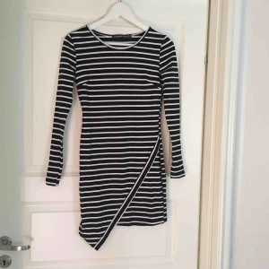  - Klänning med slits som går ner över knät Frakt tillkommer