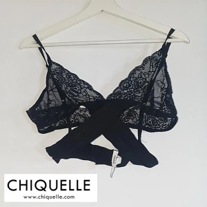  - Detta är spetsbh:n från Chiquelle som också var för stor för mig. Köptes på tradera av samma person. Superfint skick, i princip nyskick. Bjuder på frakten ❣Storlek: L