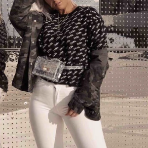  - Långärmad pullover från Zara med ballenciaga inpererat mönster, köpt för 400kr helt i nyttskick, bara provad på. Köparen står för frakt, pris kan ev diskuteras vid snabbköp