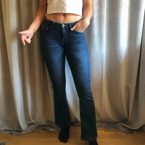  - Mörkblåa bootcut jeans från Lindex. Köparen står för frakten!
