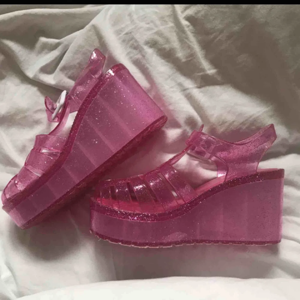 Sååå fina rosa Jelly sandals med platå & glitter! Köparen står för frakt💞💓💘. Skor.