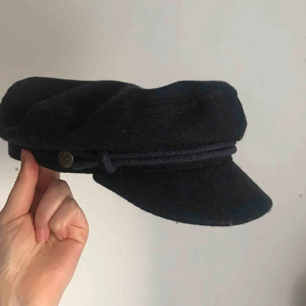 Blå hatt i gott skick. Säljes pga att den inte används mer. 58 cm i omkrets. 100 kr köparen står för frakt. . Accessoarer.