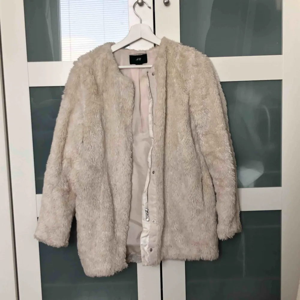 Säljer en jätte fin beige faux fur jacka som inte kommer till användning! Kan inte fraktas.. Jackor.