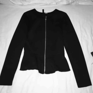  - Svart kavaj/blazer med ”volang” kant. Super snygg och stilig. Stretchig och skön. Passar XS och S. Har du några frågor eller vill ha fler bilder är det bara att skriva till mig 😊 Frakt betalar köparen. 