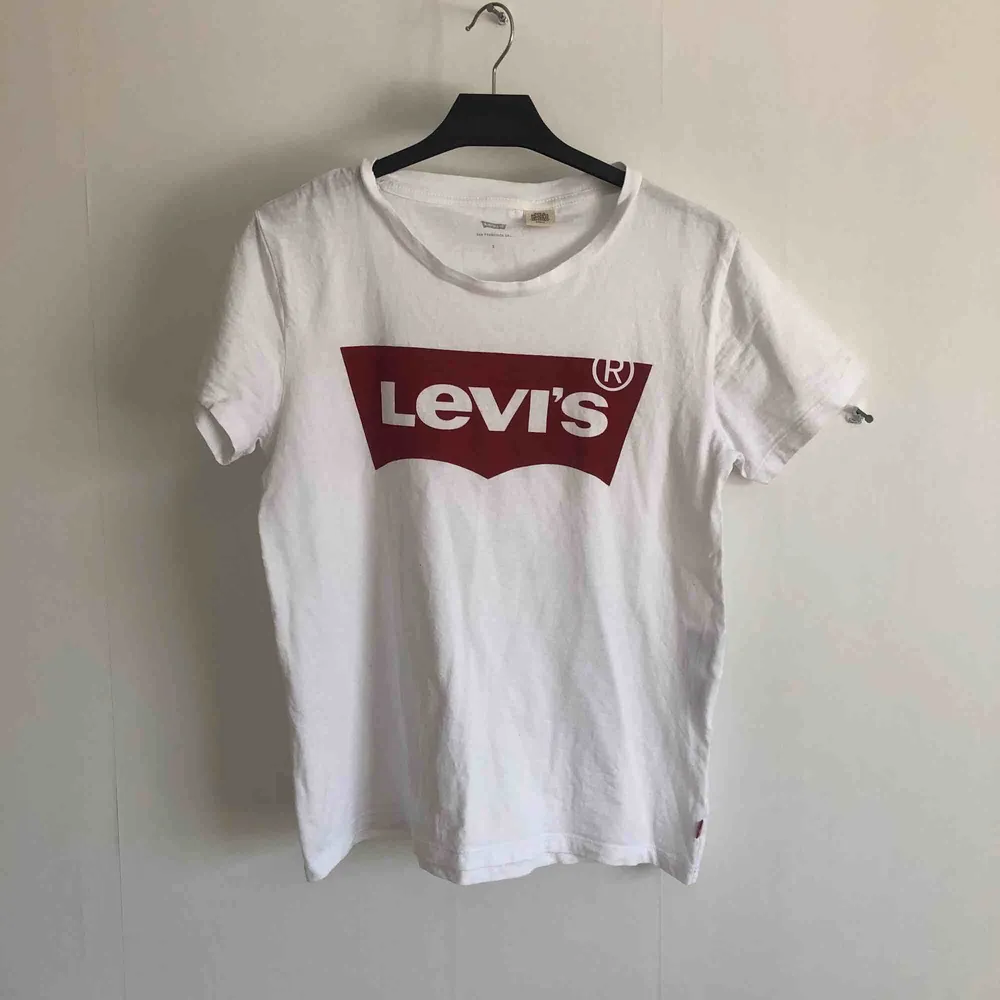 T-shirt från Levis. Köparen står för frakt☺️. T-shirts.