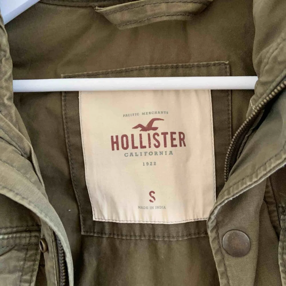 Twill Utility Jacket Brand: Hollister Size: S Colour: Green. Jackor.