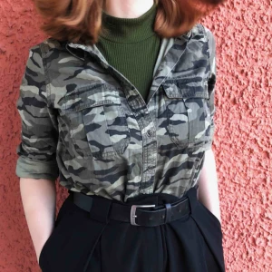  - Cool militärskjorta!! Den behöver lite kärlek då den inte riktigt är min stil. Kan fraktas, betalning sker via Swish! ✨