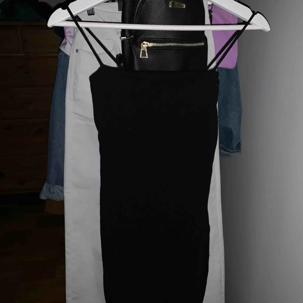 Svart vanlig klänning från Gina. Aldrig använd av mig. Spagetti band. Köpare står för frakt 🖤. Klänningar.