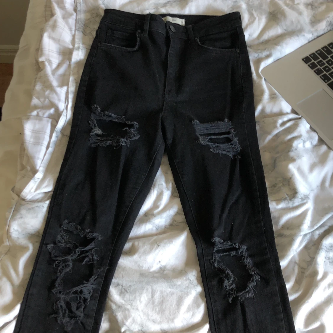 Fina håliga jeans 