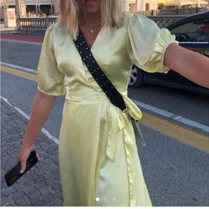 Klänning  - Lånade bilder!! Säljer denna sjukt fina klänningen som jag köpte här på plick men den var tyvärr för liten. Köpte den för 300 men säljer den för 250💛